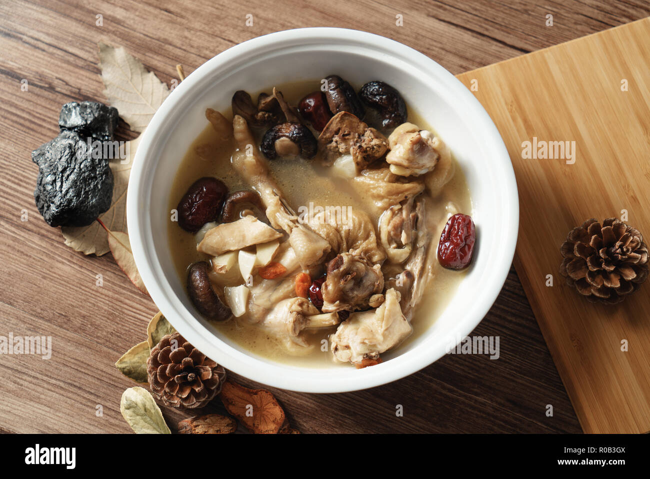 Soupe de poulet et fond de bois Banque D'Images