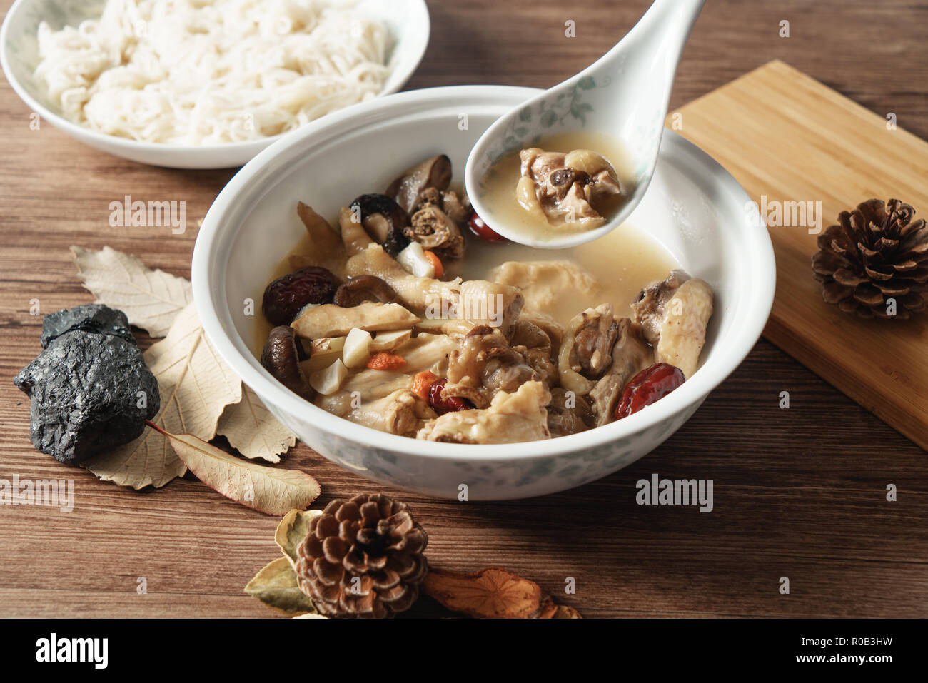 Soupe de poulet et fond de bois Banque D'Images