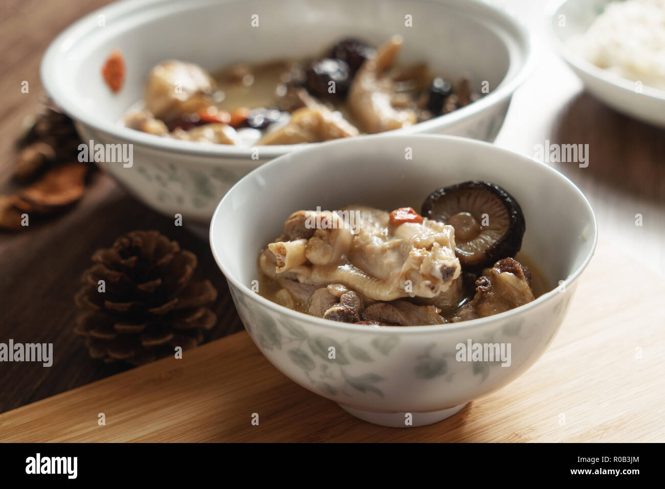 Soupe de poulet et fond de bois Banque D'Images
