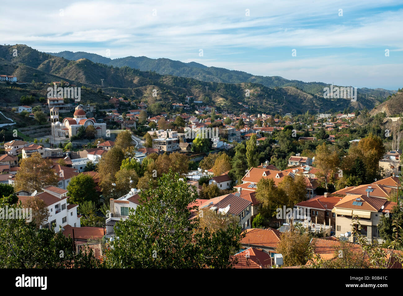 Ville de Kakopetria dans la vallée de Solea au pied des montagnes Troodos, République de Chypre. Banque D'Images