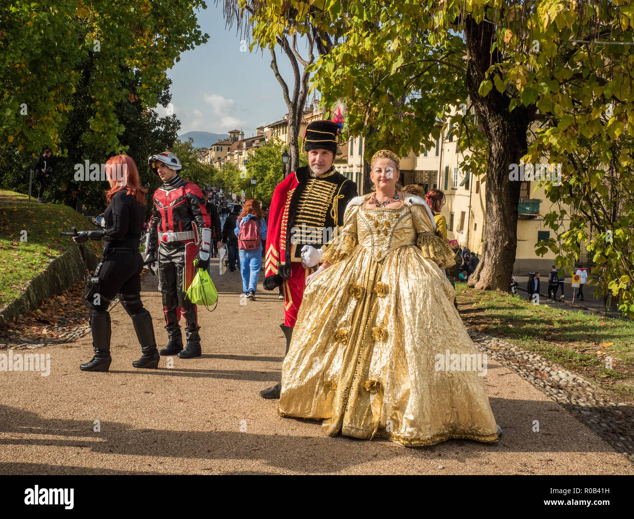 Participants au "Lucca Comics & Games', une bande dessinée et des jeux de l'année convention dans la ville fortifiée de Lucques, Toscane, Italie Banque D'Images