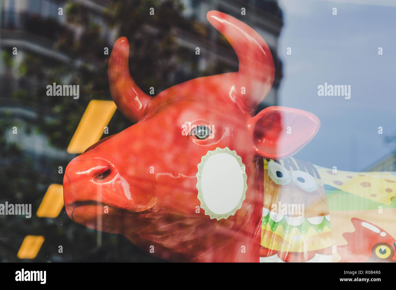 Statue de vache rouge en regardant par la fenêtre à l'écran d'un restaurant de Barcelone, Espagne Banque D'Images