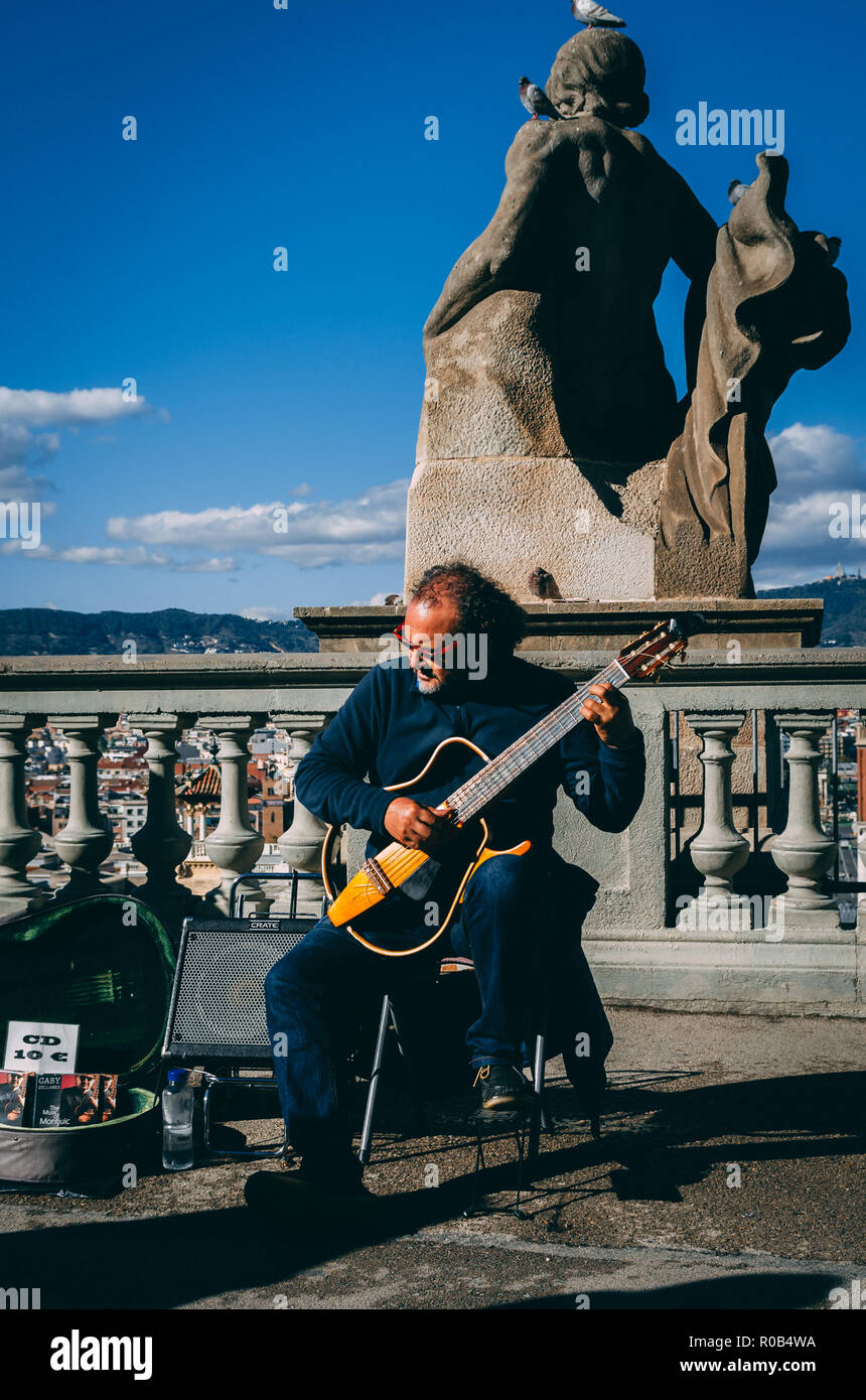 Musicien jouant de la guitare classique à midi à la Placa d'Espanya à  Barcelone, Espagne, Europe Photo Stock - Alamy