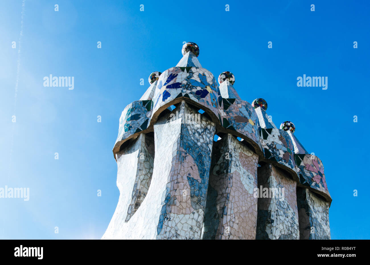 Sculptures de cheminée sur le toit de La Casa Batlo à Barcelone, Espagne, Europe Banque D'Images