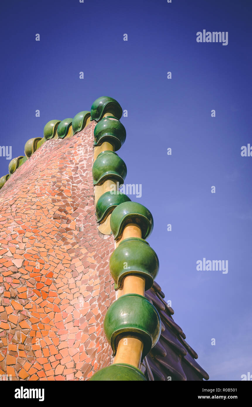 Les tuiles sur le toit, un jour ensoleillé de Casa Batlo à Barcelone, Espagne, Europe Banque D'Images