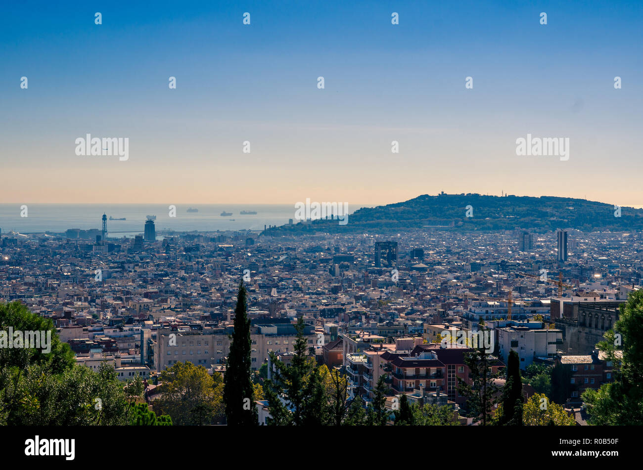 Panorama depuis le Parc Guell de Barcelone en vue de la mer Méditerranée, l'Espagne, l'Europe Banque D'Images