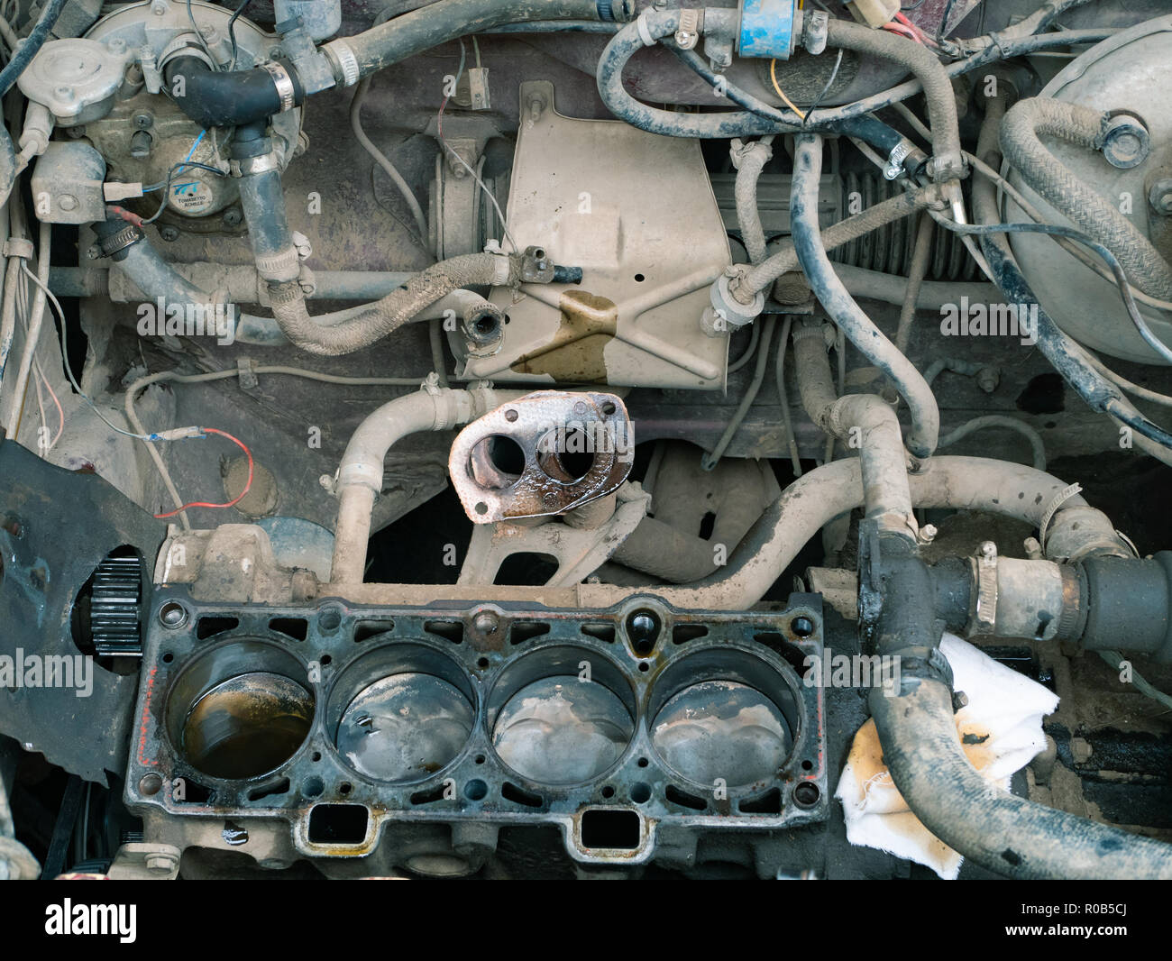 Partie avant du capot ouvert voiture sans moteur. composants sales dans de l'huile de la machine. le démontage, la réparation, l'entretien ou le véhicule concept service Banque D'Images