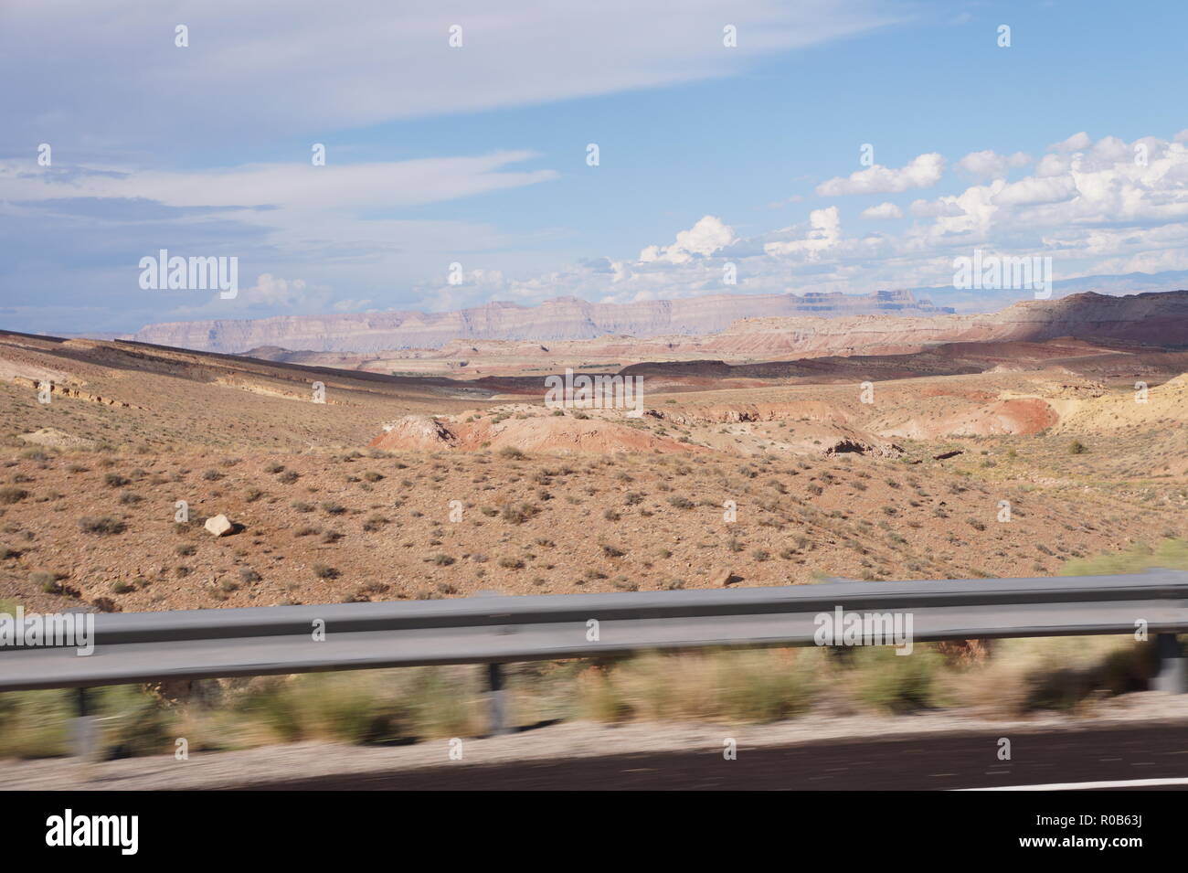 Une journée de voyage sur une route du désert en Arizona Banque D'Images