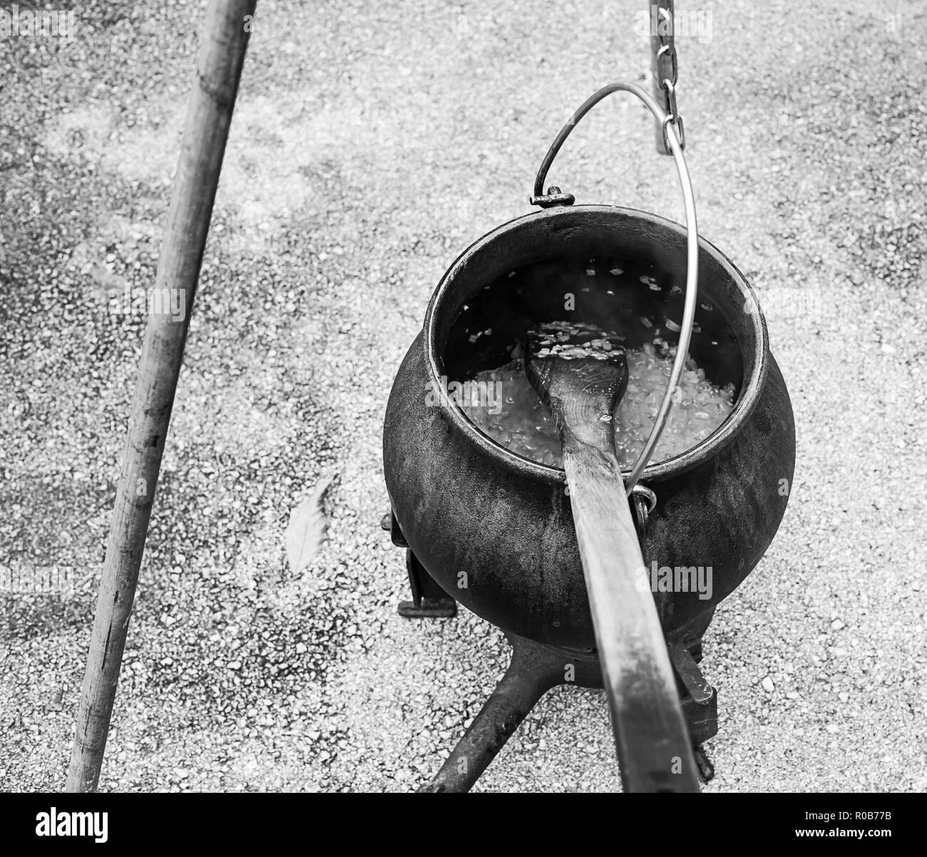 La cuisine goulash dans un grand pan de métal sur le poêle à gaz. Banque D'Images