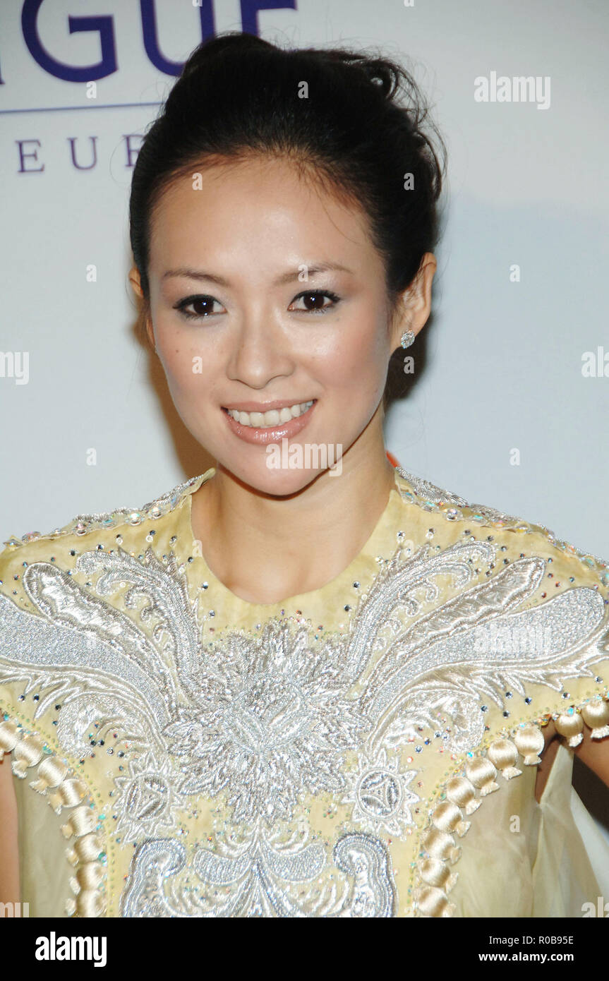Zhang Ziyi arrivant à la Clive Davis Pre-Grammy Party aat le Beverly Hilton à Los Angeles. headshot smile contact oculaire02  02 Zhang Ziyi Red Carpet Event, Vertical, USA, Cinéma, Célébrités, photographie, Bestof, Arts, Culture et divertissement, Célébrités Topix fashion / Vertical, Best of, événement dans la vie d'Hollywood, Californie - Tapis rouge et en backstage, USA, Cinéma, Célébrités, cinéma, télévision, Célébrités célébrités musique, photographie, Arts et culture, Bestof, divertissement, Topix headshot, vertical, une personne, à partir de l'an 2008, enquête tsuni@Gamma-USA.com Banque D'Images