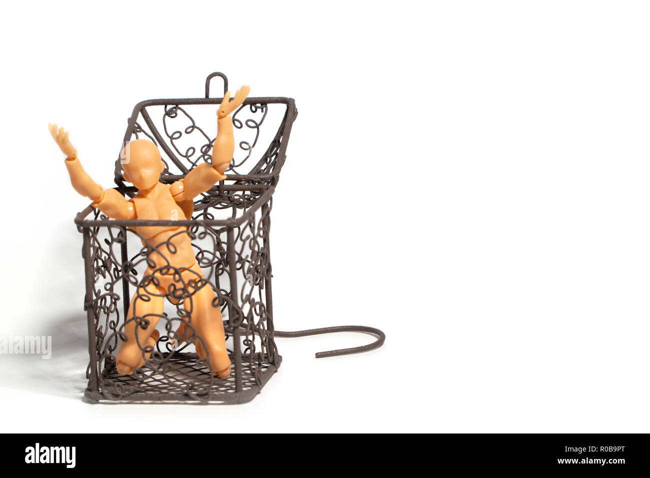 Chiffre d'action assis et tenir deux mains au-dessus de la tête dans la cage d'acier ouvert sur l'isolent, notion de tolérance en zone de confort n'osent pas Banque D'Images