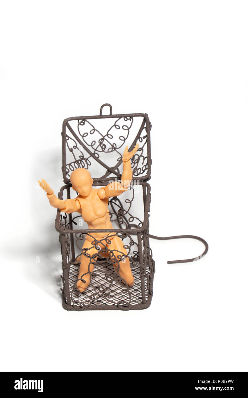 Chiffre d'action assis et tenir deux mains au-dessus de la tête dans la cage d'acier ouvert sur l'isolent, notion de tolérance en zone de confort n'osent pas Banque D'Images