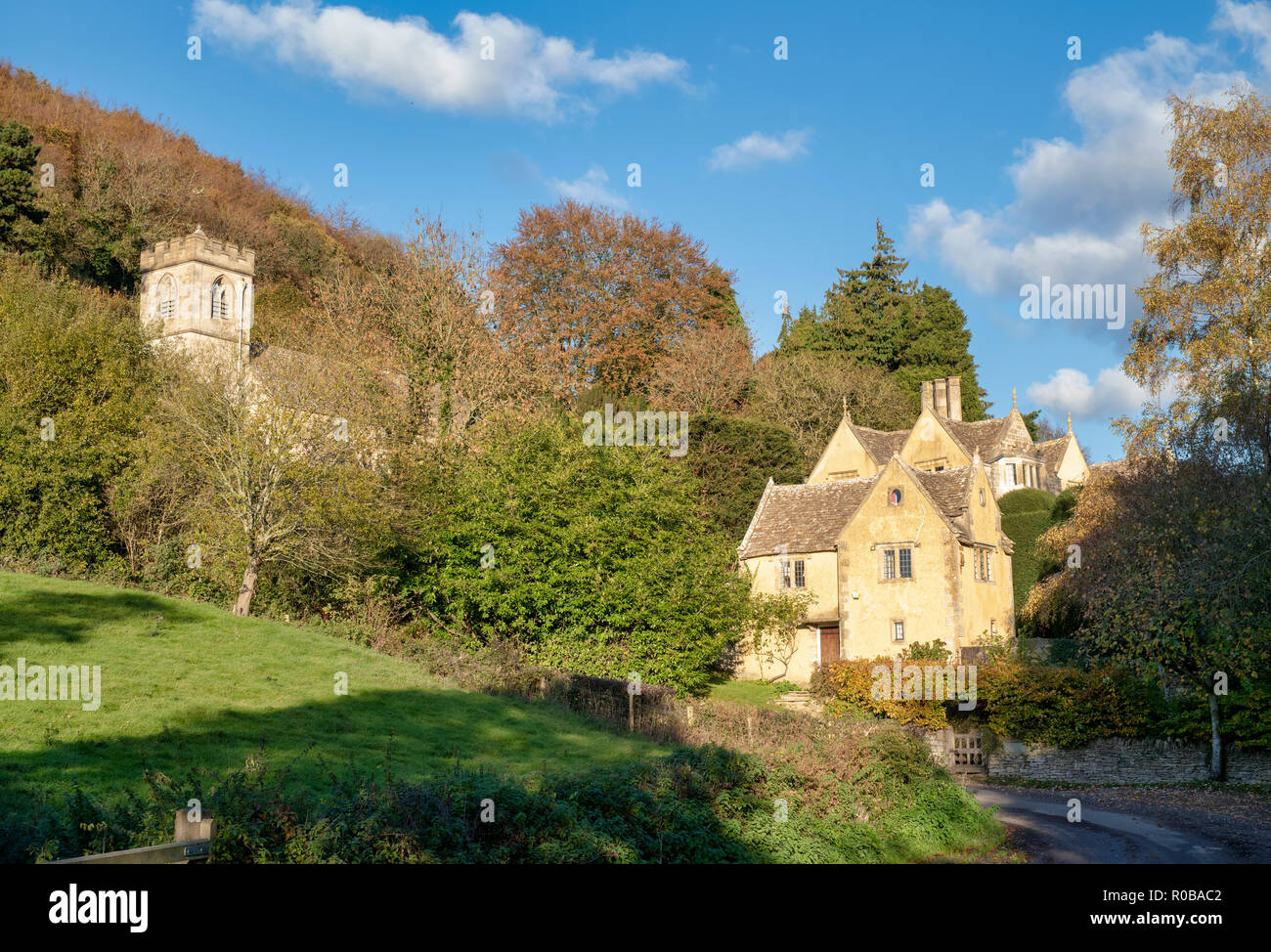 Owlpen Manor Estate dans l'après-midi dans la lumière de l'automne. Owlpen, Gloucestershire, Cotswolds, en Angleterre Banque D'Images