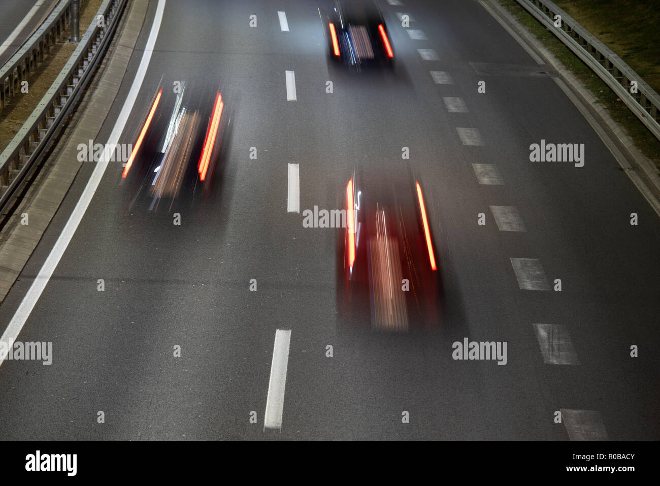 L'exposition à long shot de trafic sur une autoroute pendant la nuit Banque D'Images