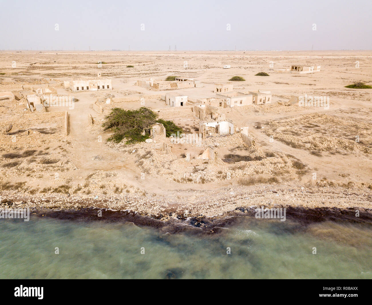 Ancienne vieille ruine la perliculture et la pêche ville arabe Al Jumail, au Qatar. Le désert au large du golfe Persique. Mosquée abandonnée avec minaret. Ville déserte Banque D'Images