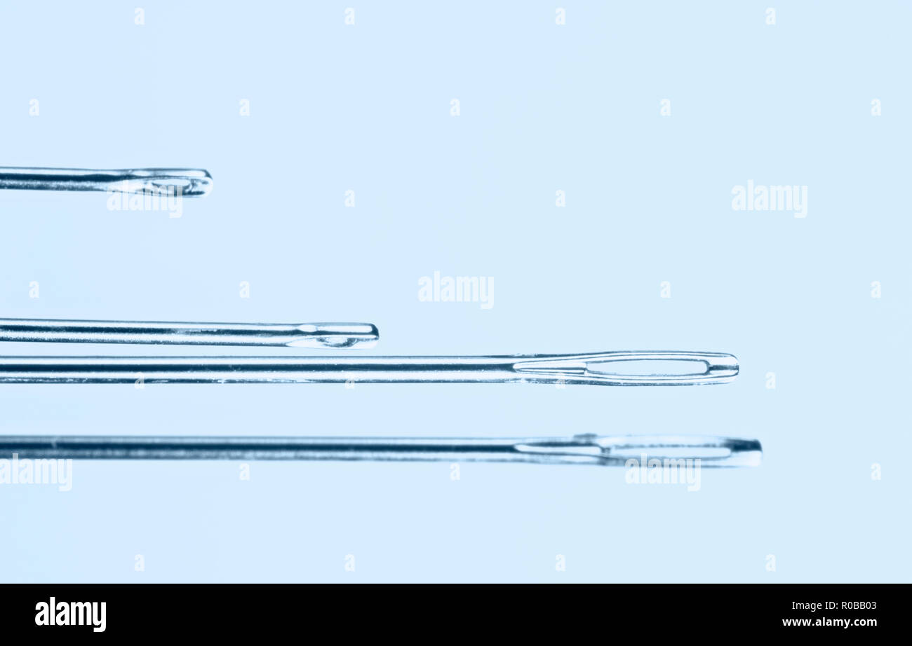 Plusieurs aiguilles à coudre sur un fond blanc , portrait , portrait , composition horizontale , Banque D'Images