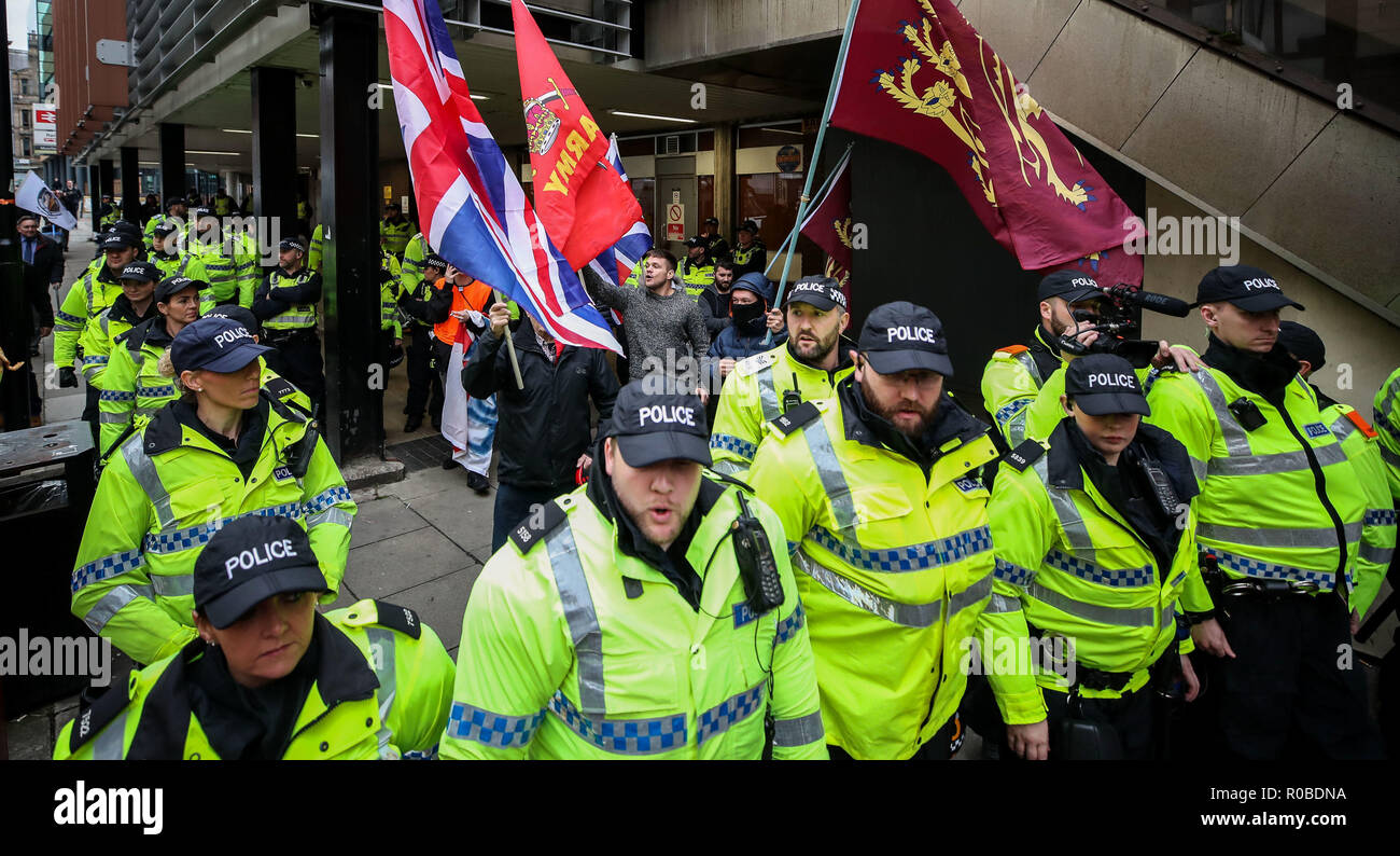 North West Frontline patriotes sont surveillés par la police lors d'une marche dans le centre-ville de Liverpool. Banque D'Images