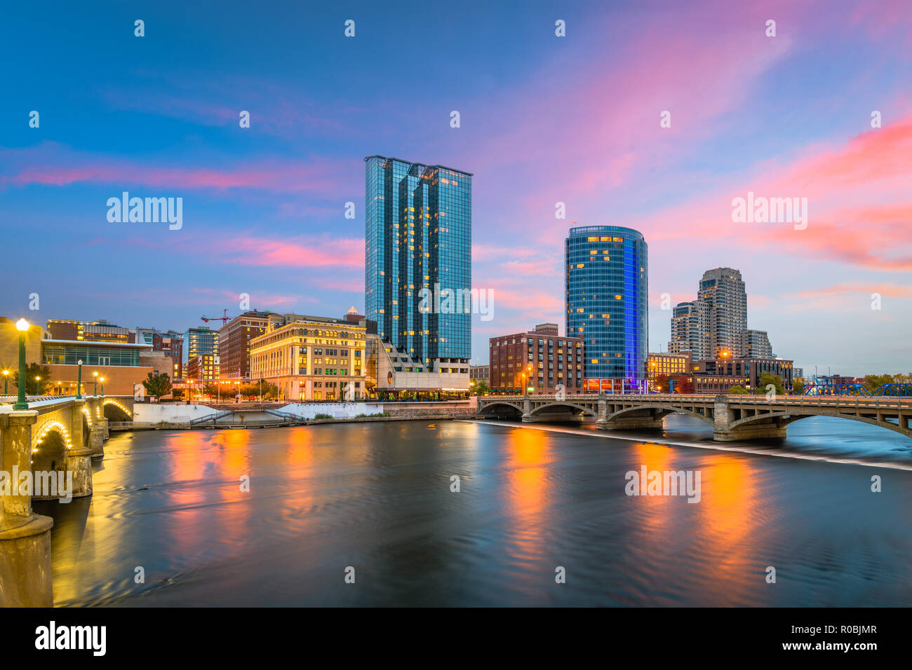 Grand Rapids, Michigan, USA Centre-ville sur la rivière Grand, au crépuscule. Banque D'Images