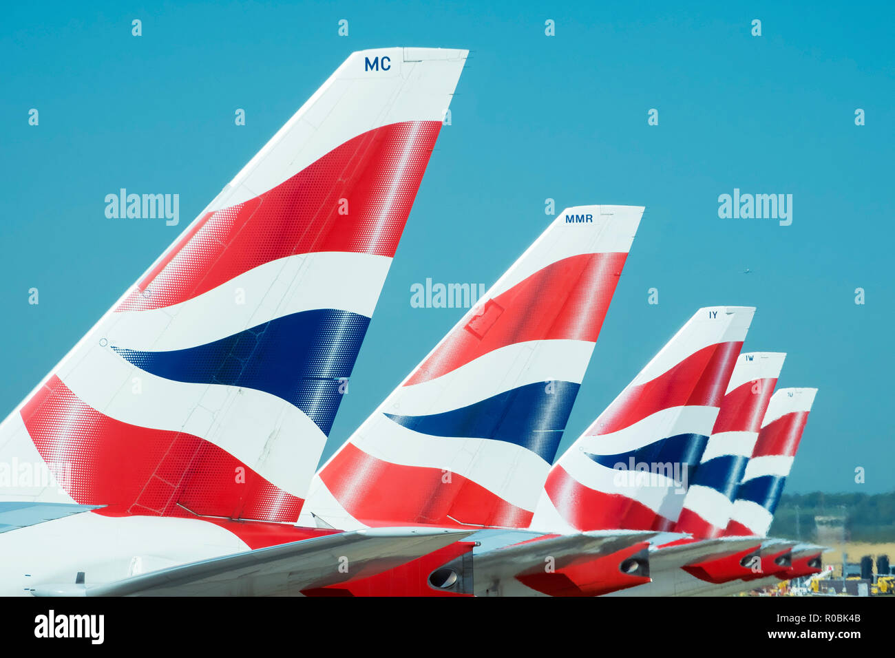 British Airways tailfins montrant le logo de la société sur les avions stationnés à London Heathrow Banque D'Images