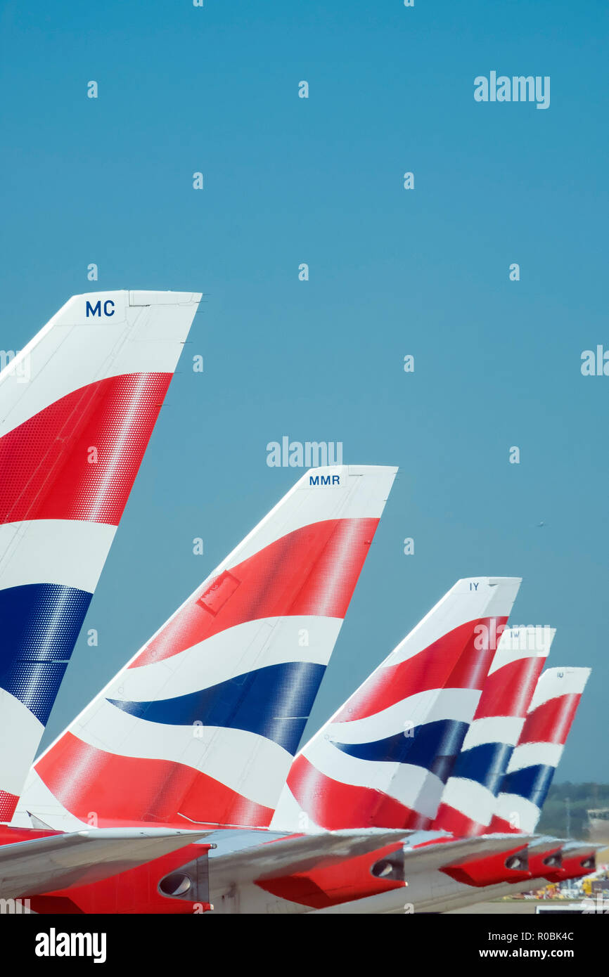 British Airways tailfins montrant le logo de la société sur les avions stationnés à London Heathrow Banque D'Images