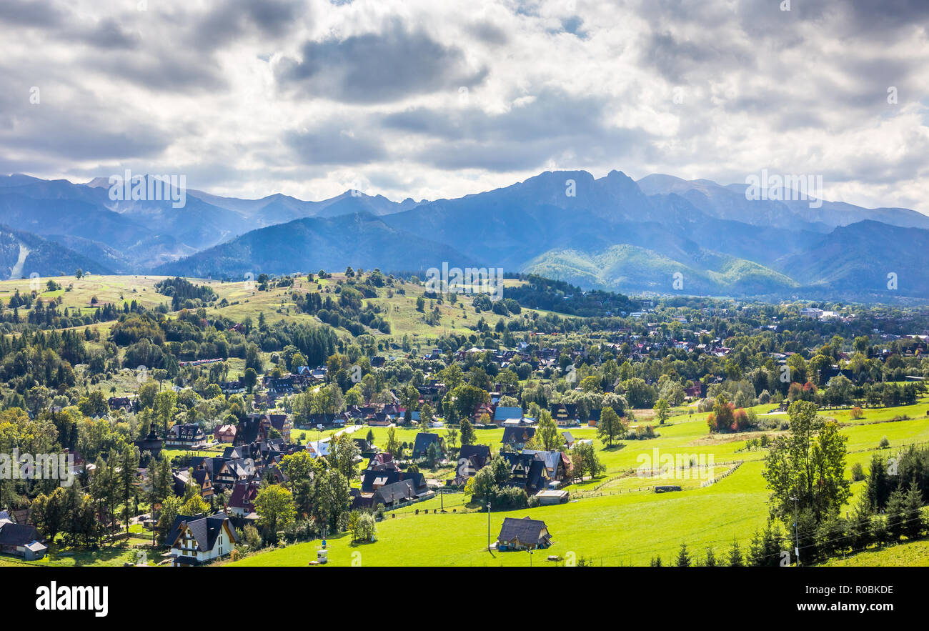 Panorama de l'été les montagnes Tatry et Mont Giewont, environs de Zakopane, ville du sud de la Pologne Banque D'Images
