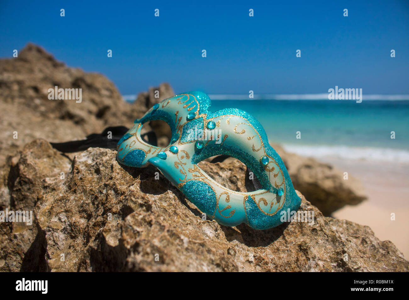 Masquerade party mask on beach voir photo Banque D'Images