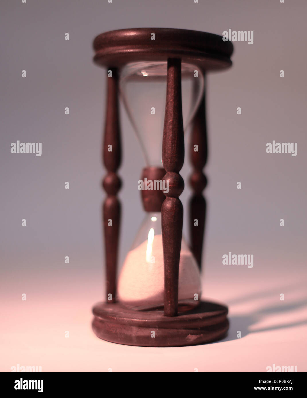 Libre d'hourglass. isolé sur fond bleu. Banque D'Images