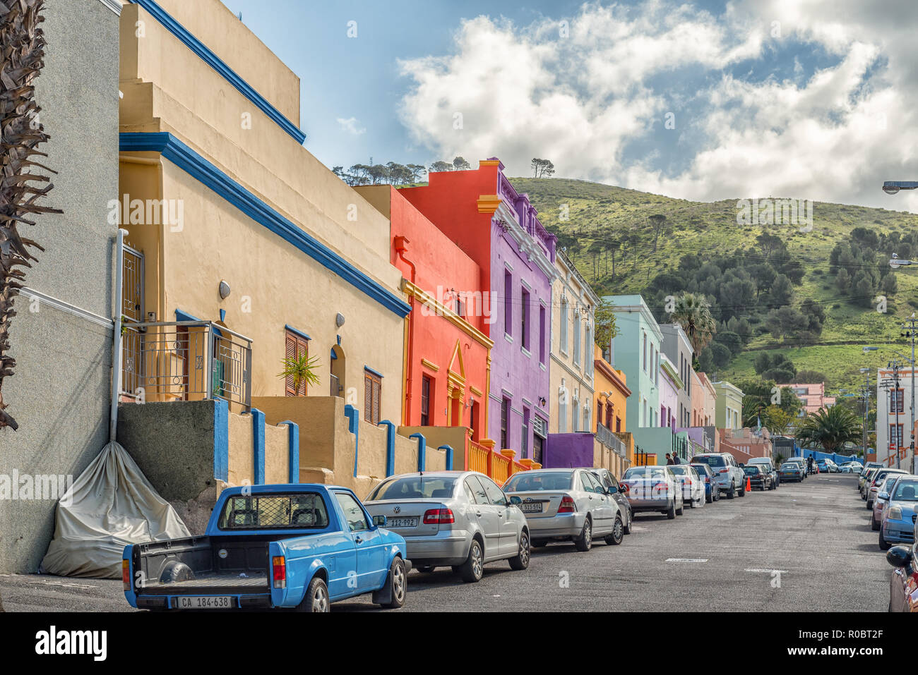 CAPE TOWN, AFRIQUE DU SUD, le 17 août 2018 : une scène de rue, avec multi-couleur des maisons et des véhicules, dans le Bo-Kaap au Cap de l'ouest du cap Prov Banque D'Images