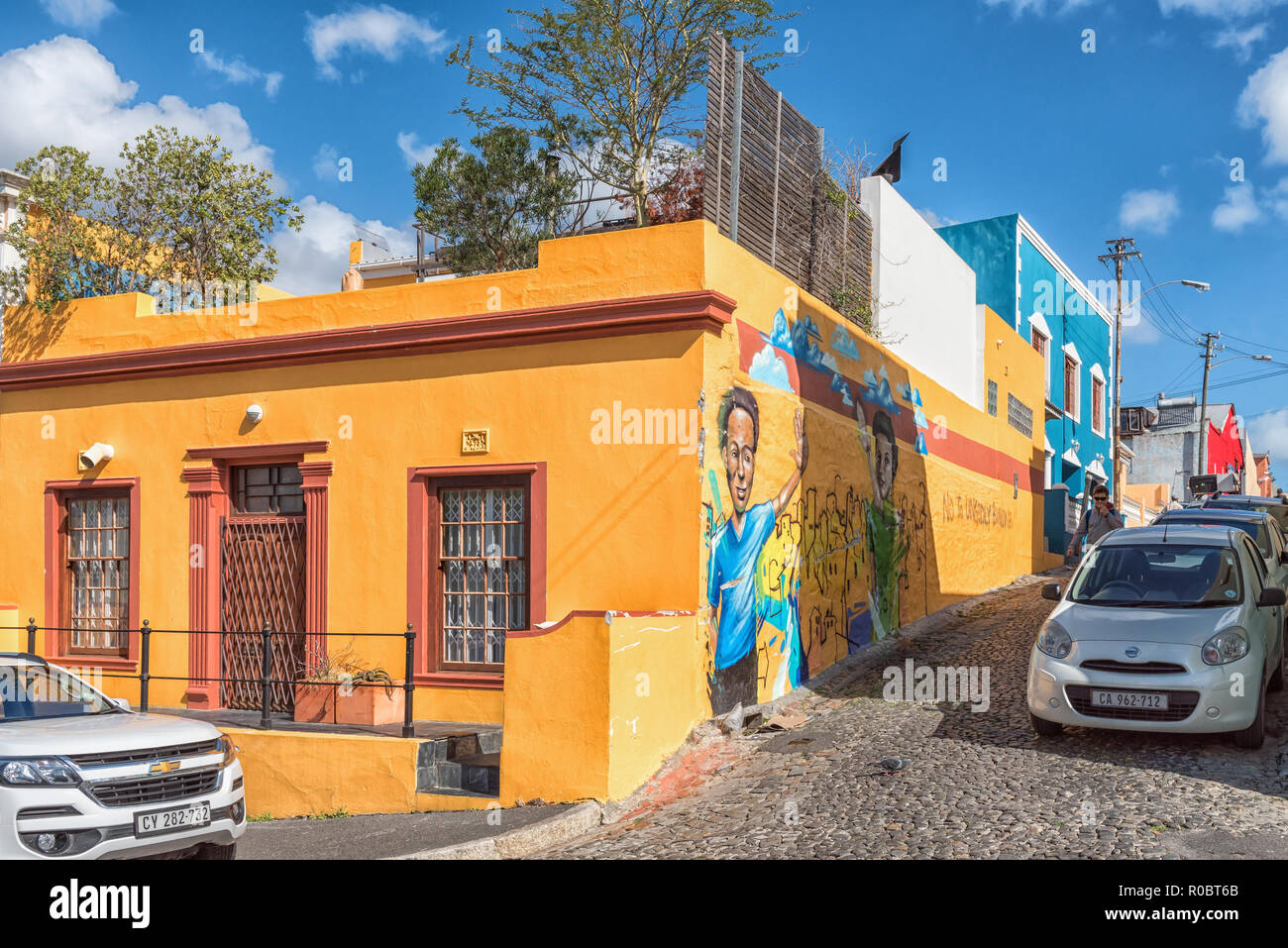 CAPE TOWN, AFRIQUE DU SUD, le 17 août 2018 : une scène de rue, avec des maisons colorées, dans le Bo-Kaap à Cape Town dans la province du Cap occidental. Véhicule Banque D'Images