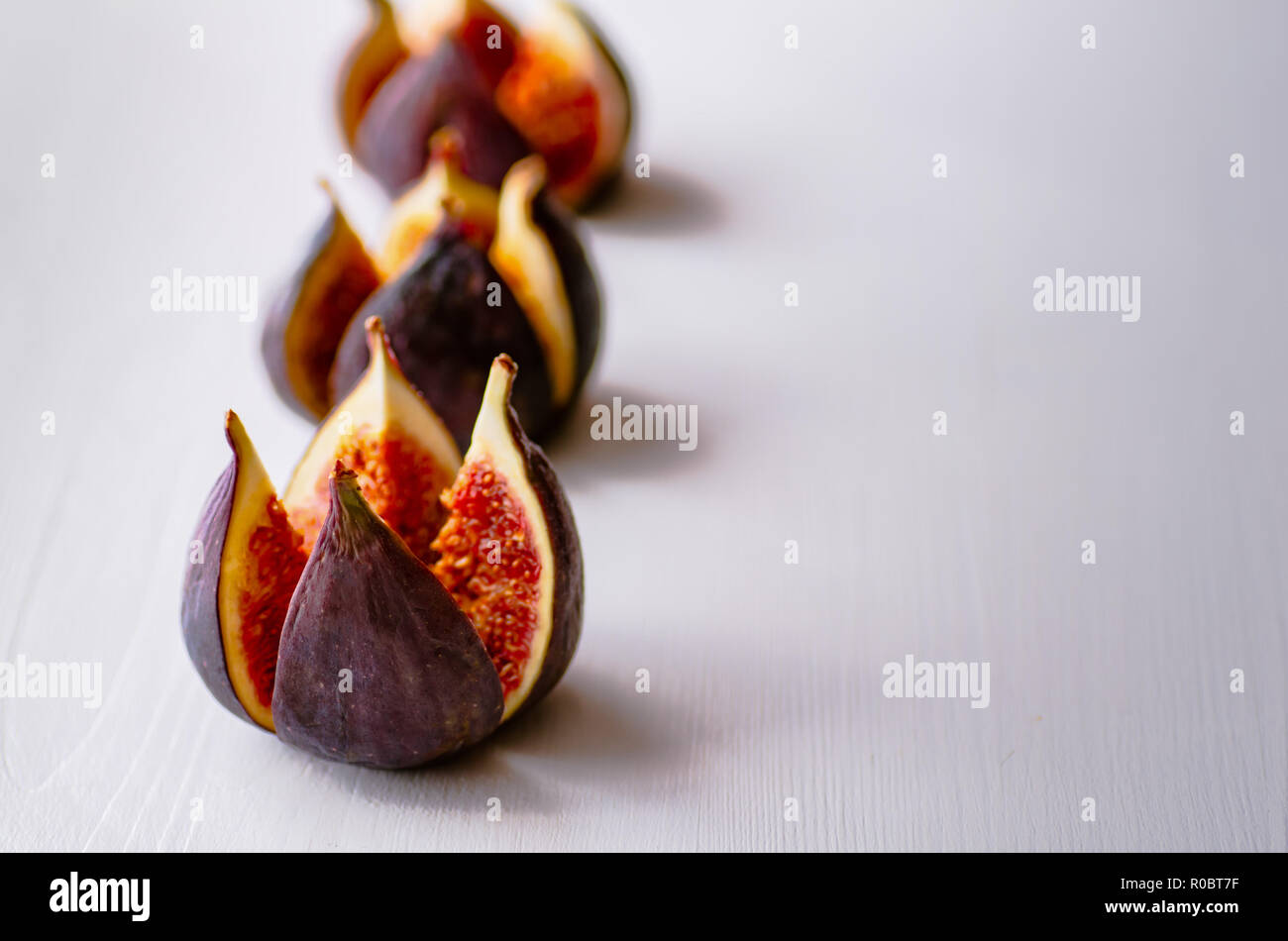 Figues mûres sur un fond de bois blanc. Traitement de l'anémie. Potassium pour le cœur. Banque D'Images