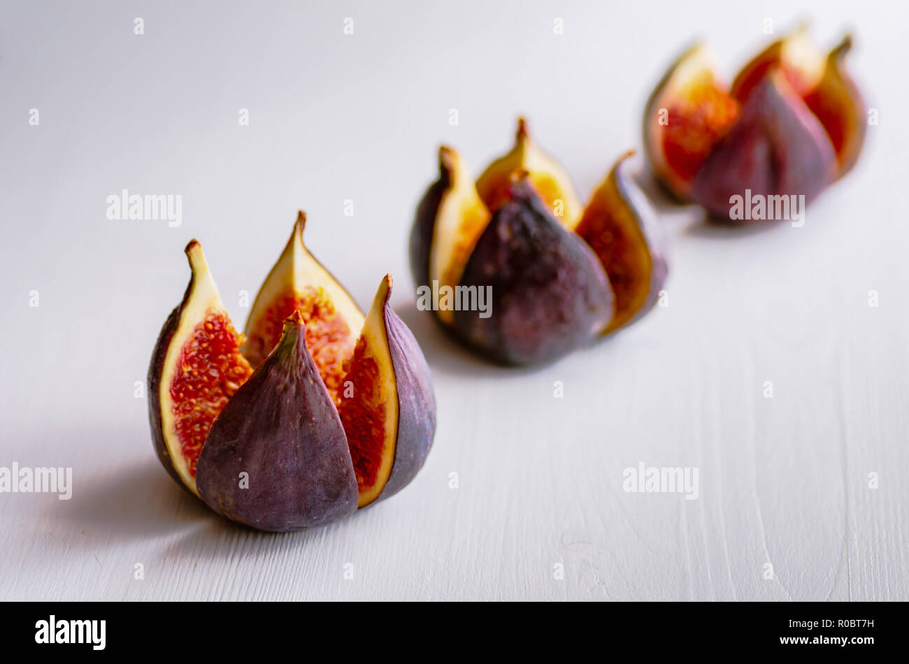 Figues mûres sur un fond de bois blanc. Traitement de l'anémie. Potassium pour le cœur. Banque D'Images
