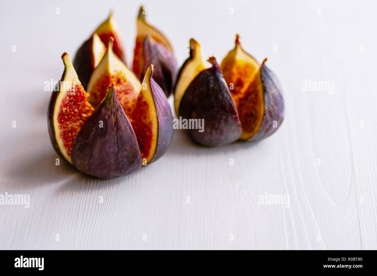 Figues mûres sur un fond de bois blanc. Traitement de l'anémie. Potassium pour le cœur. Banque D'Images