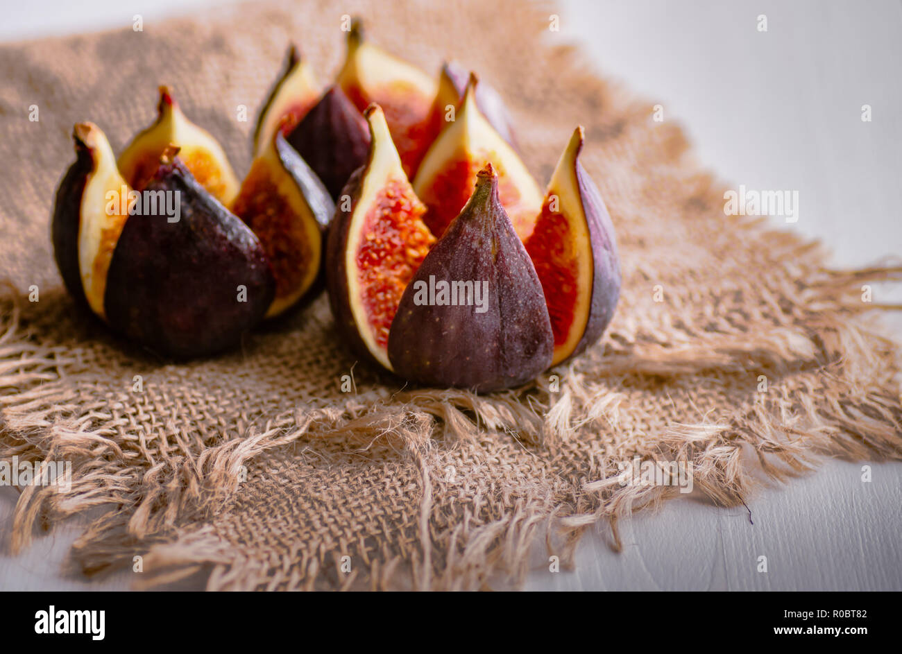 Les fruits mûrs de la figure sur la toile de jute. Alimentation saine. Traitement de l'anémie. Potassium pour le cœur. Banque D'Images