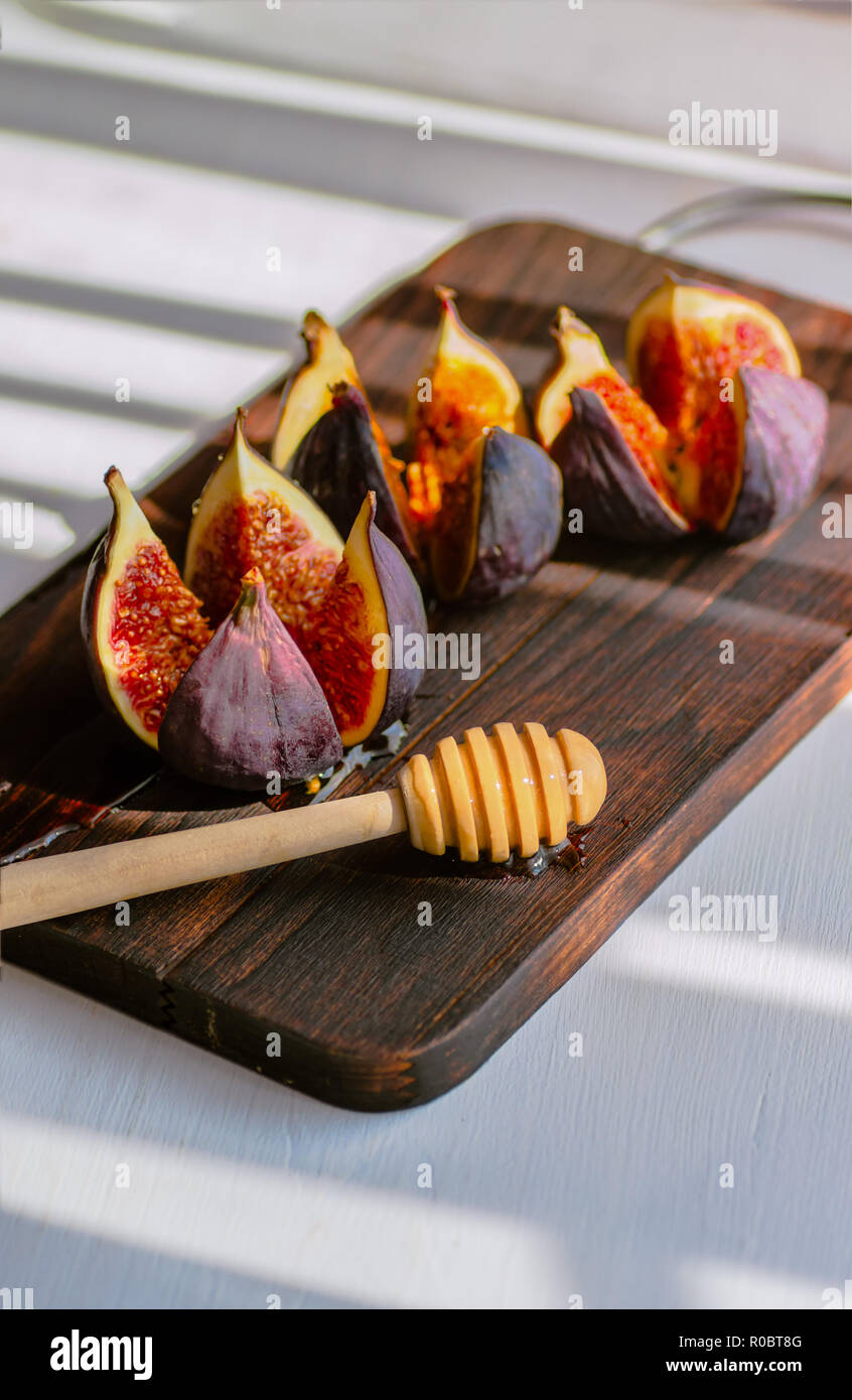 Figues mûres sur une planche de bois. Concept d'aliments sains. Fond clair. Traitement de l'anémie. Potassium pour le cœur. Banque D'Images
