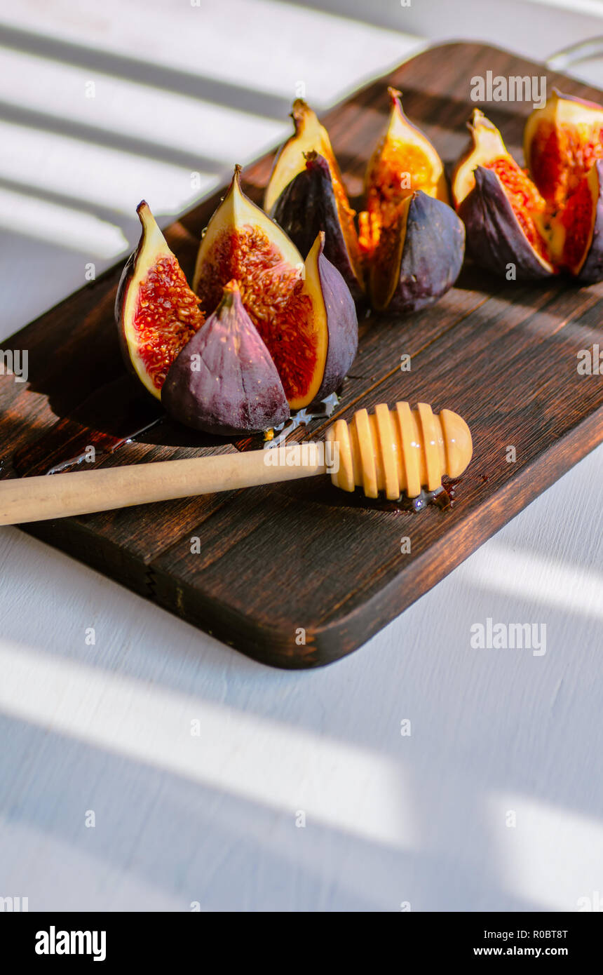 Figues mûres sur une planche de bois. Concept d'aliments sains. Fond clair. Traitement de l'anémie. Potassium pour le cœur. Banque D'Images
