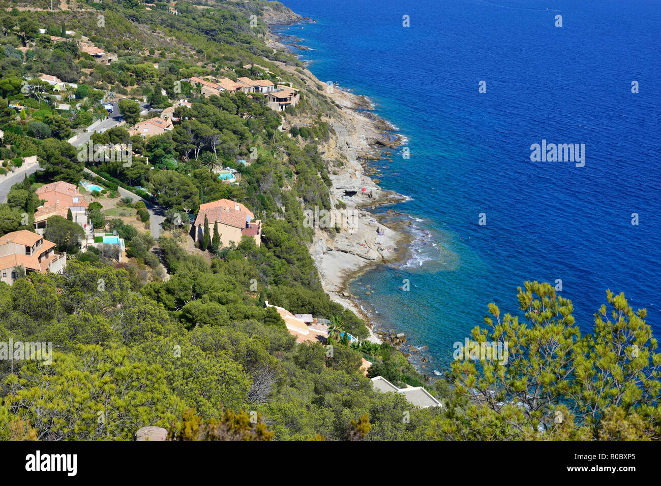 carqueiranne-sud-est-de-la-france-plage-naturiste-du-bau-rouge