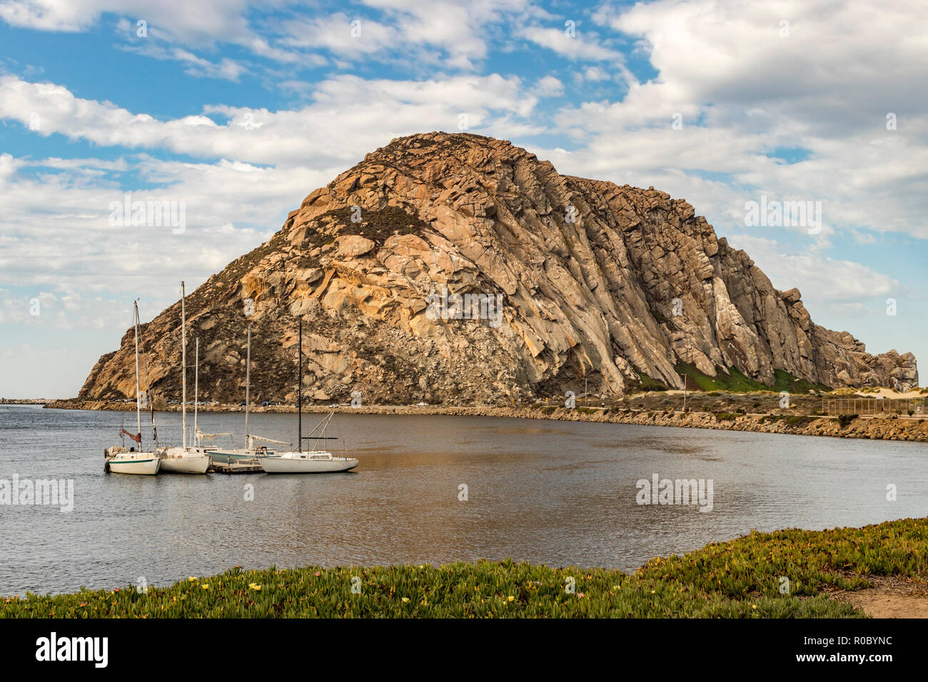 Bateaux dans l'eau à Morro Rock, Morro Bay, en Californie. Banque D'Images