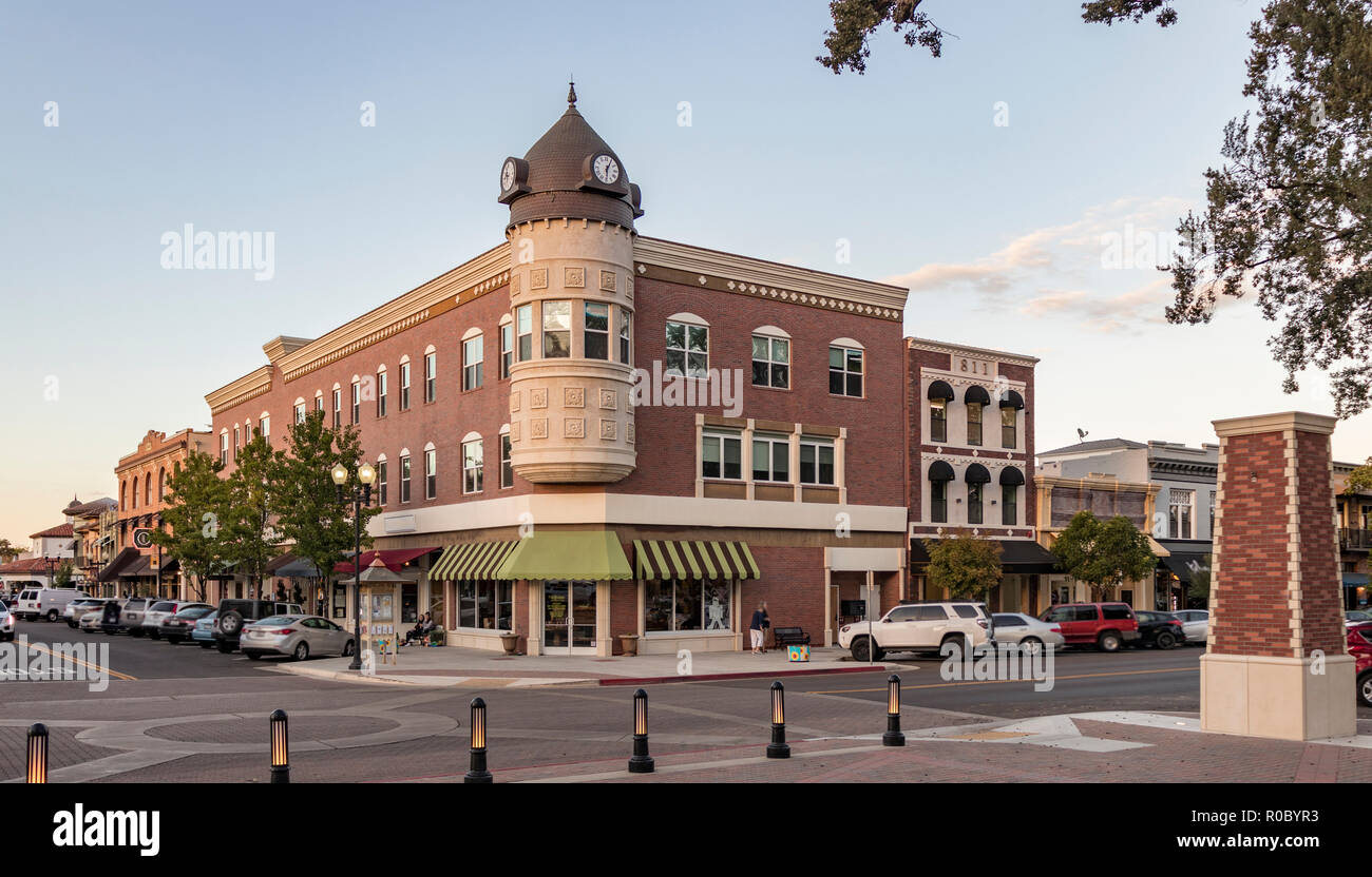 Le centre-ville de Paso Robles au coucher du soleil, le Centre de la Californie, USA. Banque D'Images