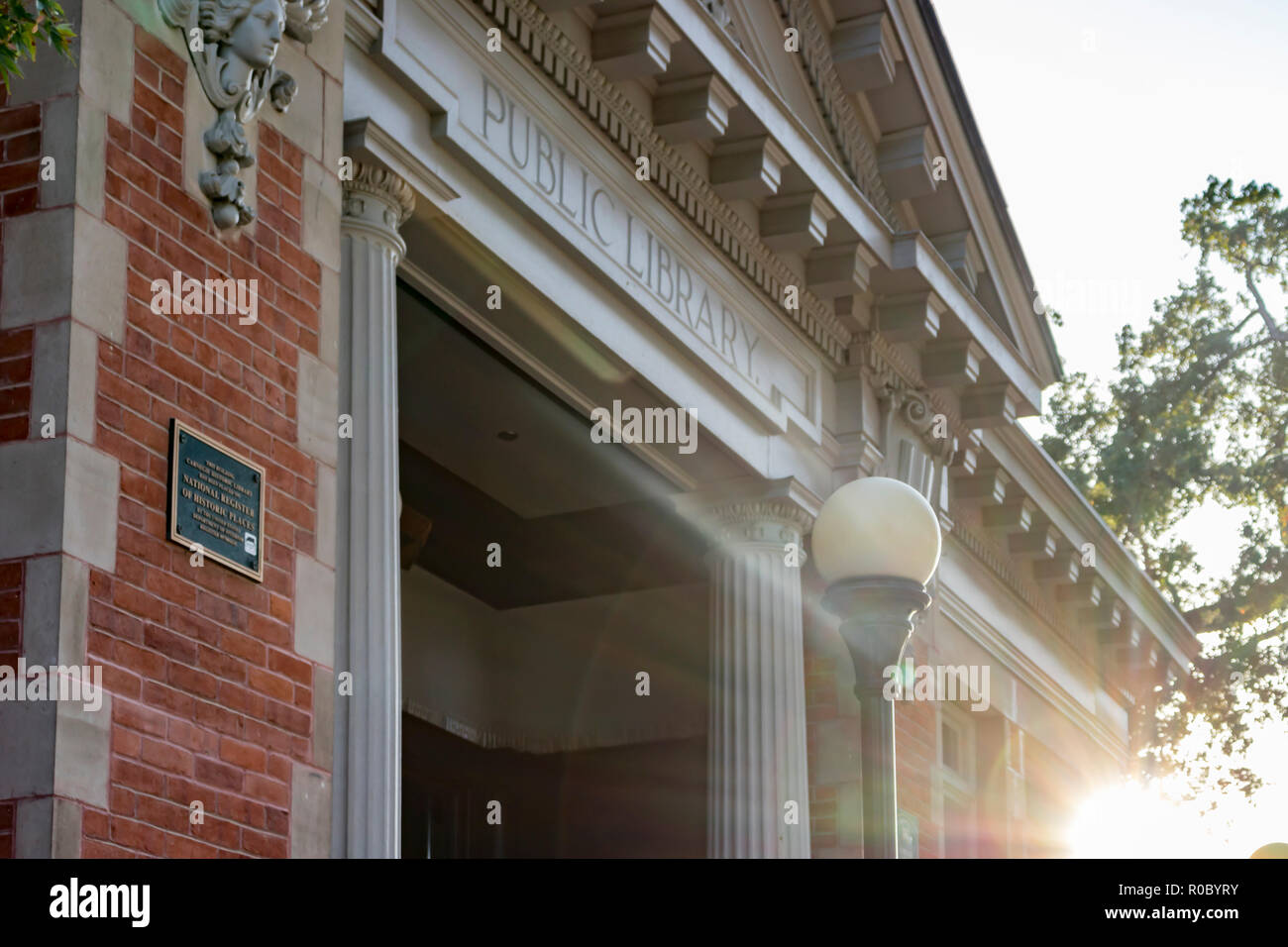 Vieux bâtiment en briques de la bibliothèque publique à Paso Robles, Californie, USA. Banque D'Images
