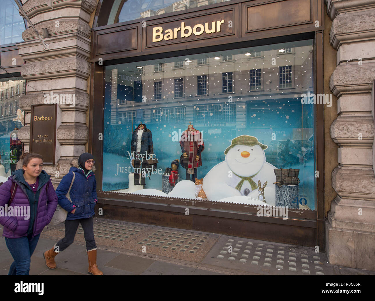 Magasin Barbour, Regent Street, London UK. Afficher la fenêtre de Noël en  novembre 2018 Photo Stock - Alamy