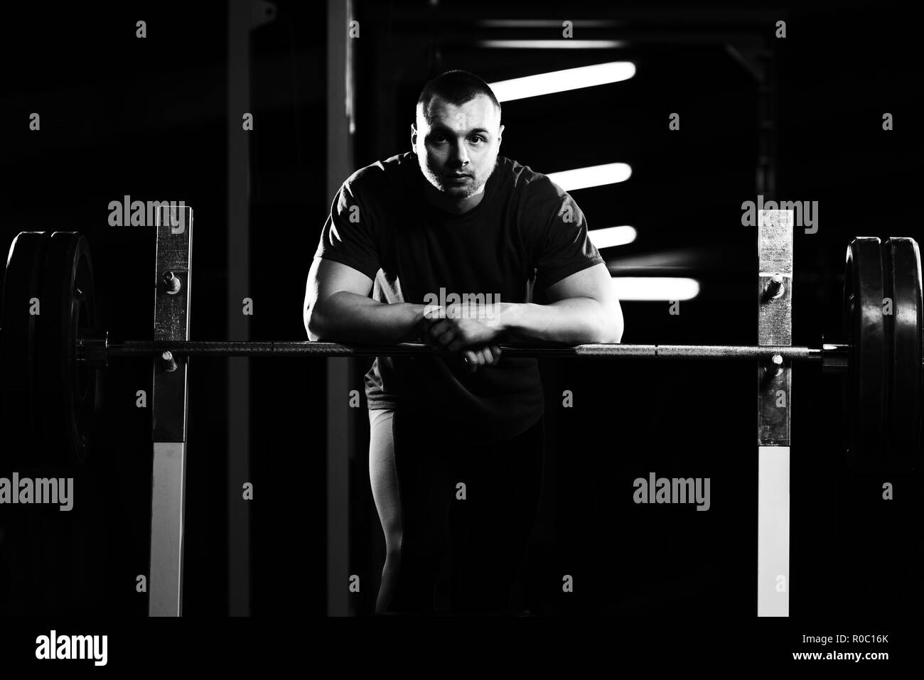 Portrait de powerlifter Modèle de remise en forme musculaire Bodybuilder Posing Standing Strong Exercices après Banque D'Images