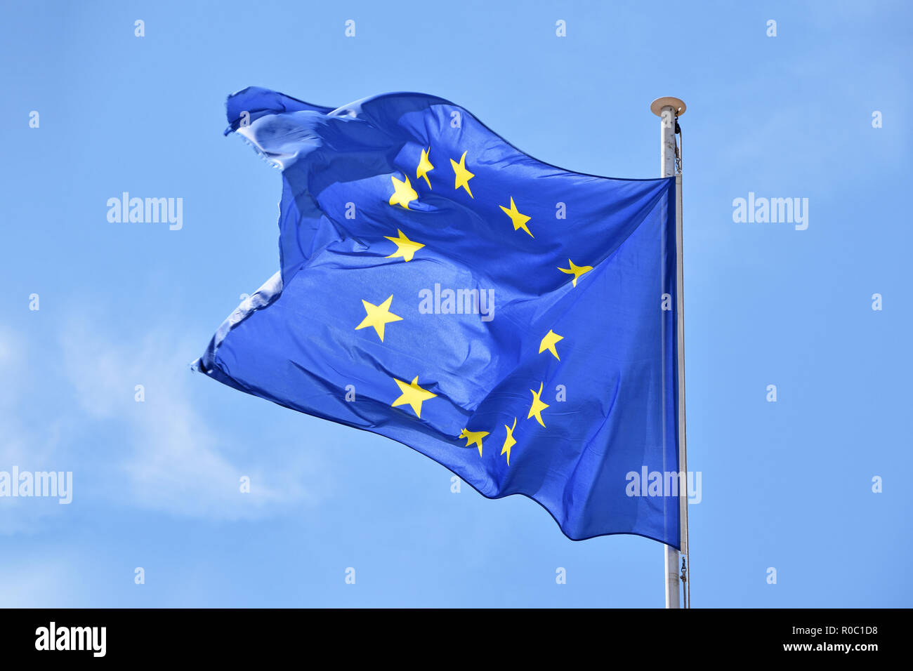 Close up pavillon de l'UE, l'Union européenne et ondulant dans le vent plus de ciel bleu, low angle view Banque D'Images