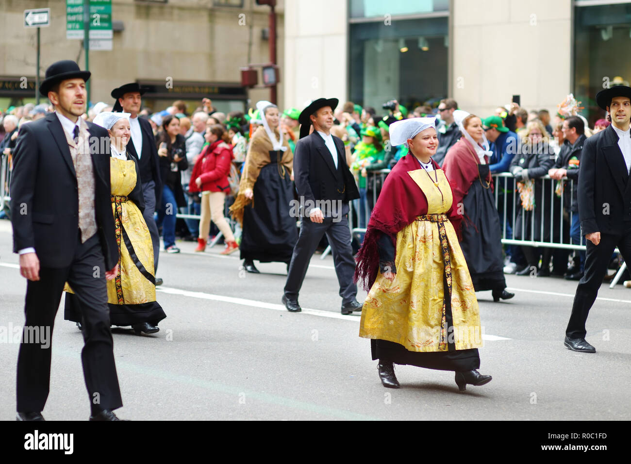 NEW YORK - Le 17 mars 2015 : l'assemblée le jour de la Saint Patrick le long de la Cinquième Avenue à New York City, USA Banque D'Images