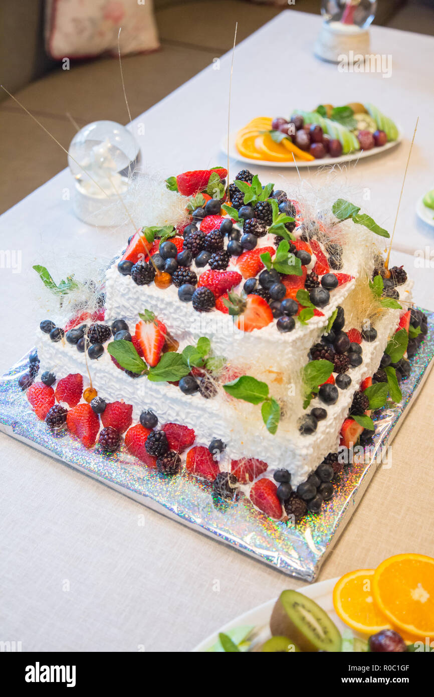 Photo D Un Multi Niveaux De Fete Gateau Decore Avec Des Petits Fruits Et De Chocolat Photo Stock Alamy