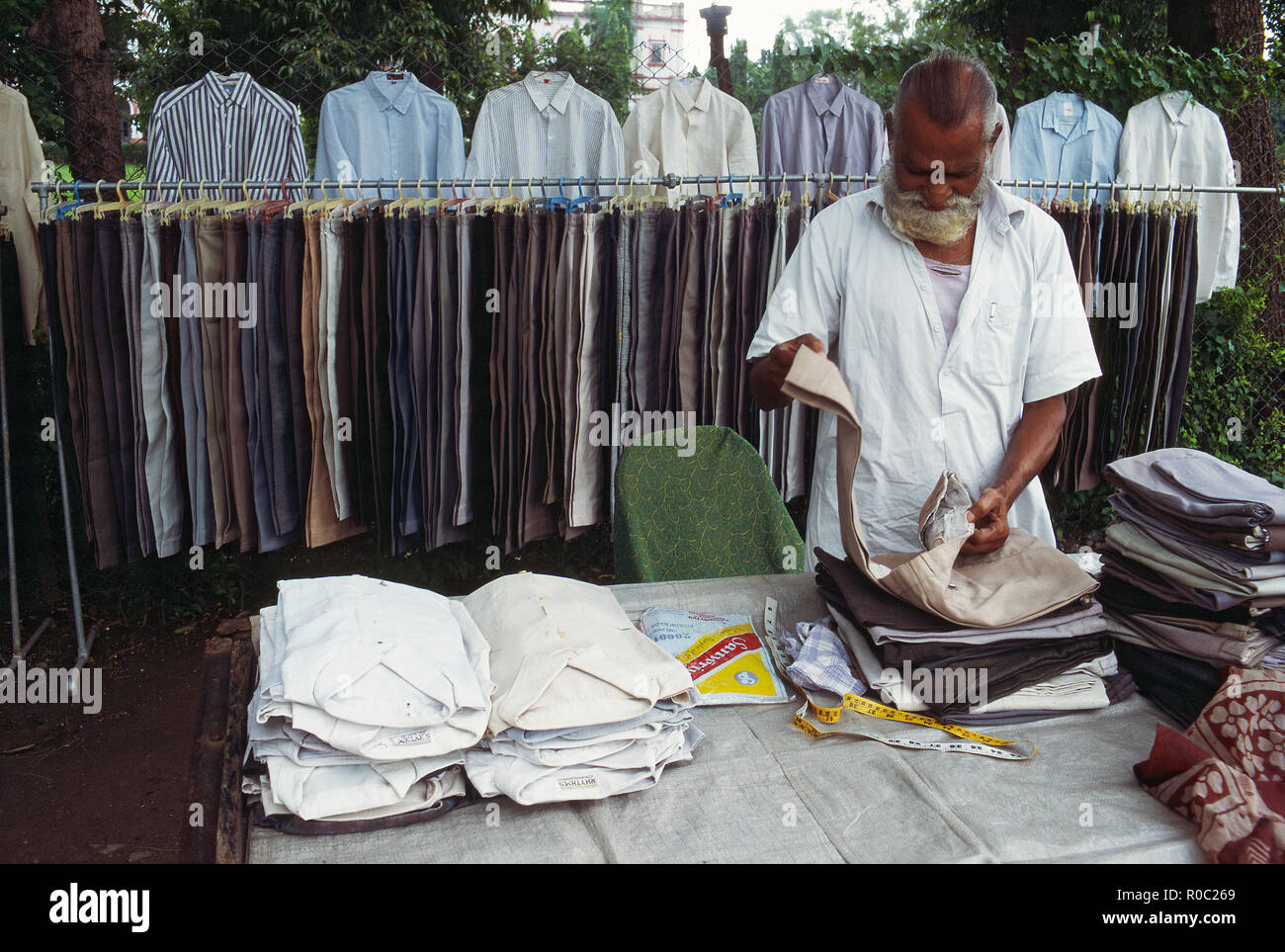 Nettoyage à Sec boutique dans une rue indienne Banque D'Images