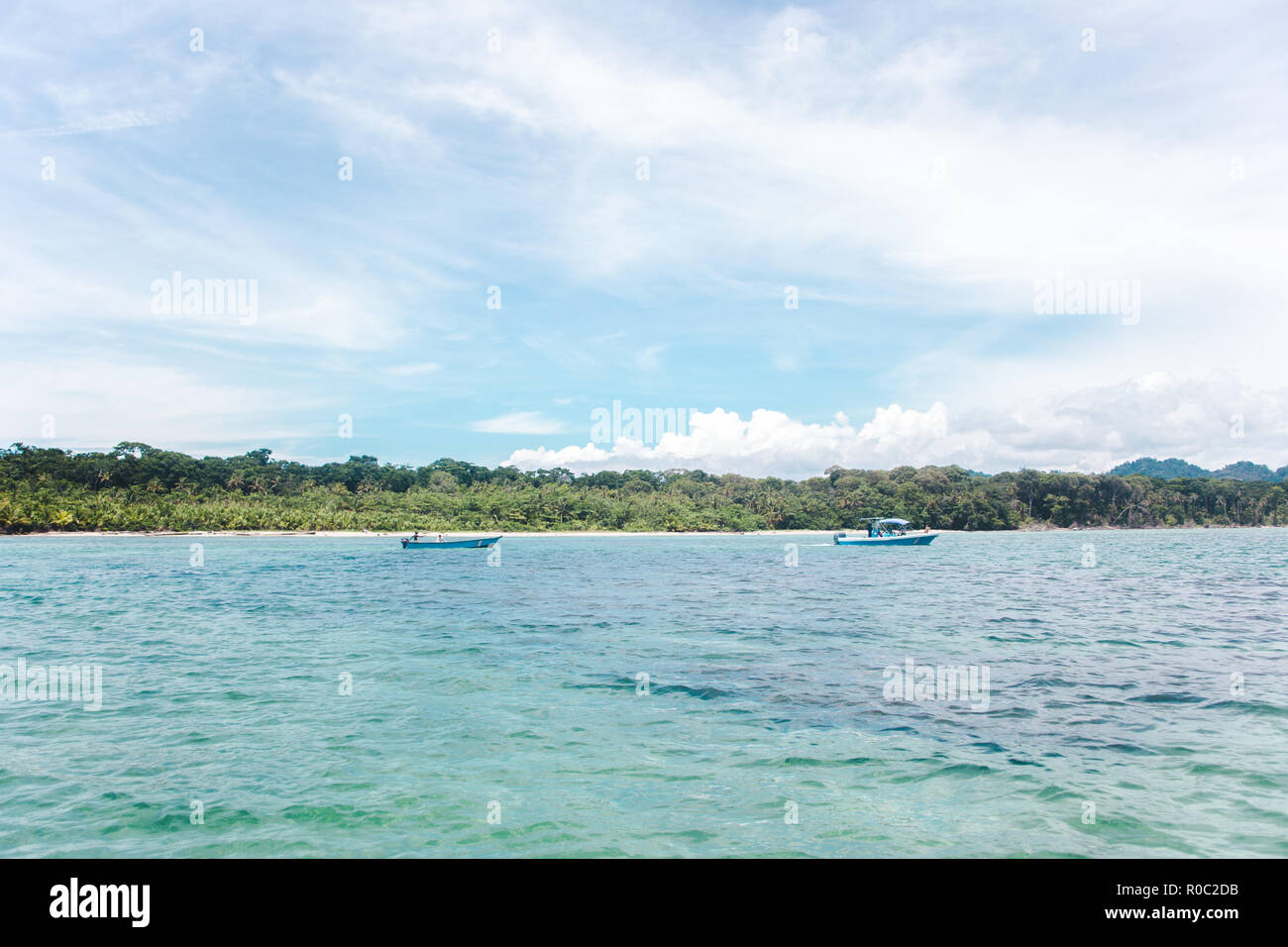 Deux bateaux de pêche au large de la côte caraïbe du jungley Cahuita, Costa Rica Banque D'Images