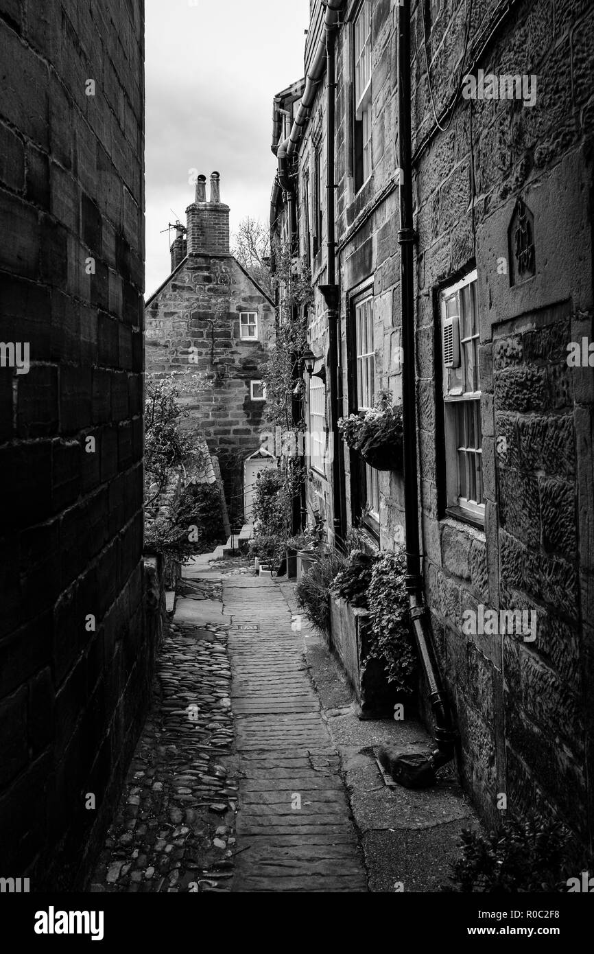Les étroites rues de côté de Robin Hood's Bay, un petit village de pêcheurs dans le North Yorkshire, en Angleterre. Banque D'Images