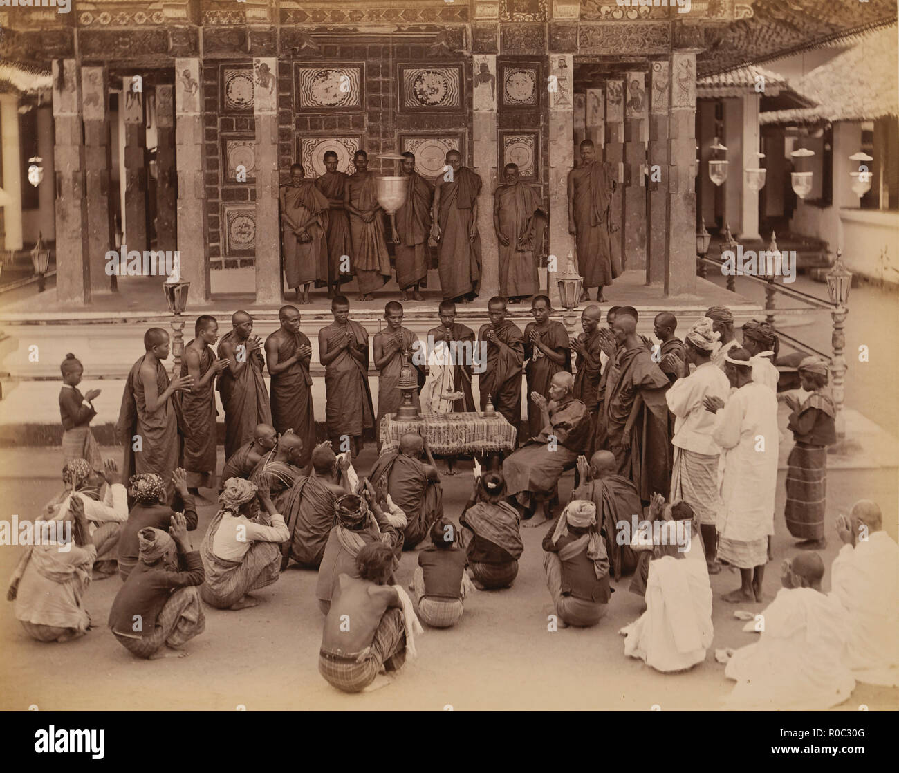 Groupe de moines bouddhistes dans la prière, Sri Lanka Banque D'Images