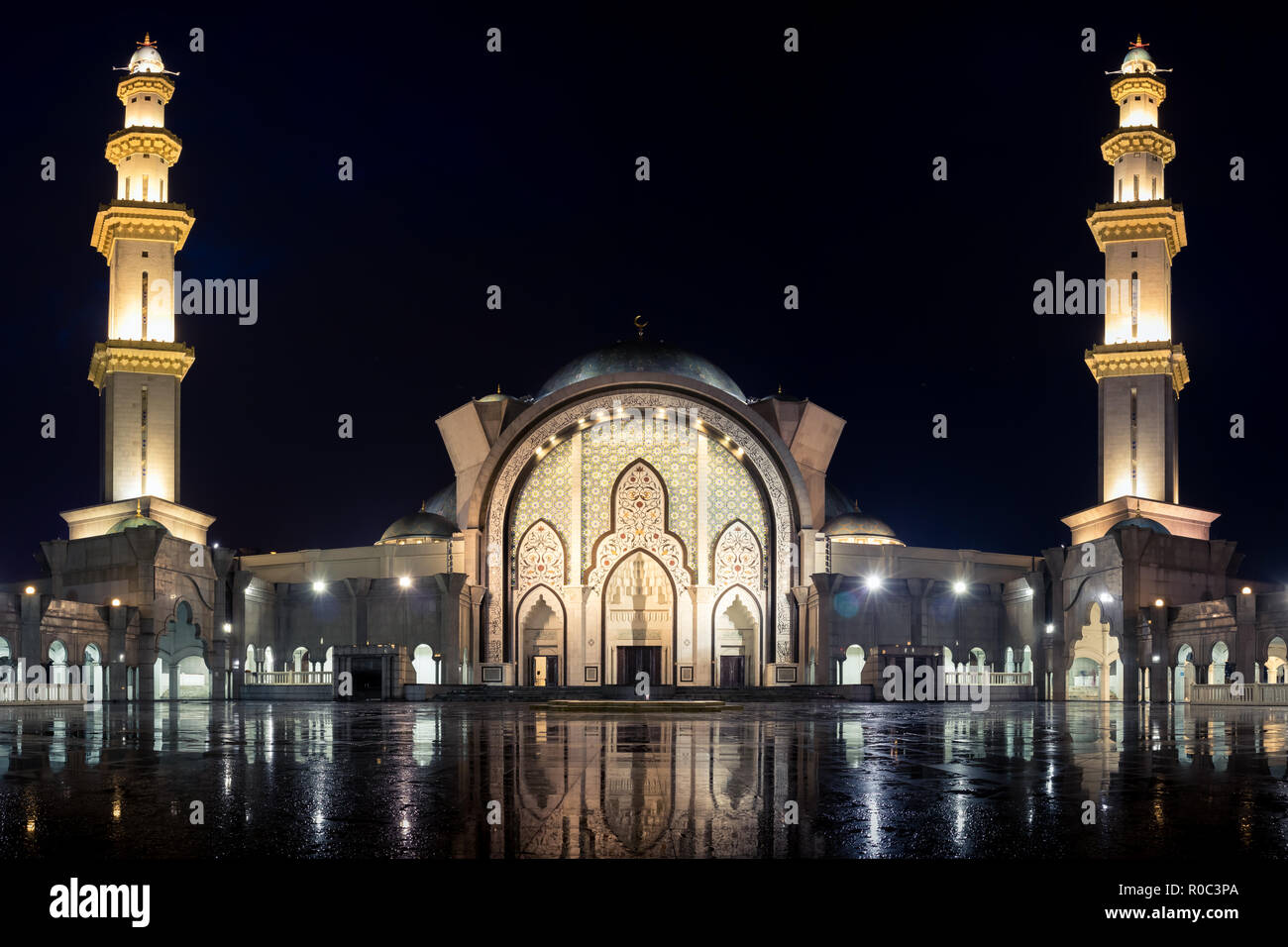 KUALA LUMPUR, MALAISIE - 3 NOVEMBRE 2018 : Vue de nuit mosquée fédérale Kuala Lumpur après la pluie Banque D'Images