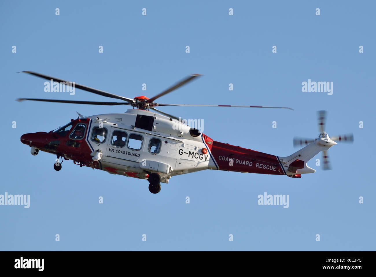 Hélicoptère de sauvetage de la Garde côtière qui participent à une mission de recherche et de sauvetage sur la Tamise à l'Est de Londres Banque D'Images